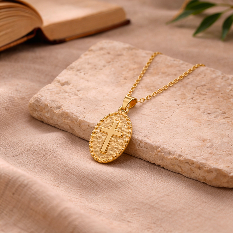 Collier médaille croix, vue de détail