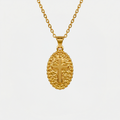 Collier médaille croix, doré, sur fond blanc