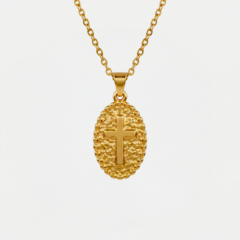 Collier médaille croix, doré, sur fond blanc