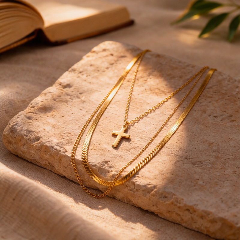 Collier multirang avec croix, vue de détail