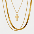 Collier multirang avec croix, doré, sur fond blanc