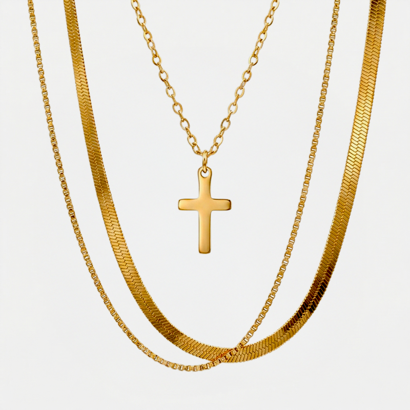 Collier multirang avec croix, doré, sur fond blanc