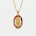 Collier Notre Dame de Guadalupe, doré et multicolore, sur fond blanc