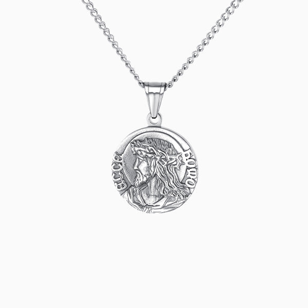 Collier pendentif Jesus, porté au cou