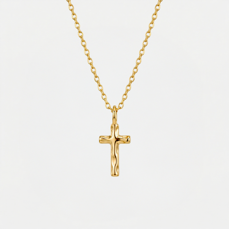 Collier petite croix, doré, sur fond blanc