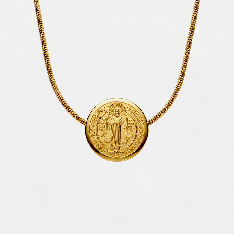 Collier saint Benoit, doré, sur fond blanc