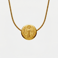 Collier saint Benoit, doré, sur fond blanc