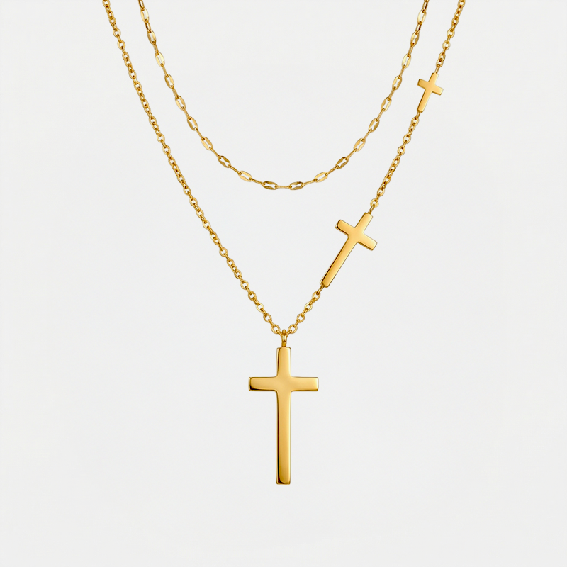 Collier trois croix, doré, sur fond blanc