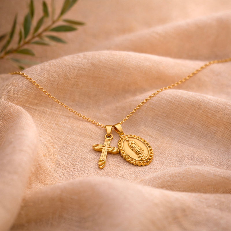 Collier Vierge Marie et Croix, vue de détail