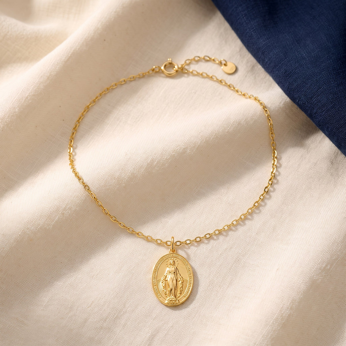 Médaille de baptême avec chaîne dorée