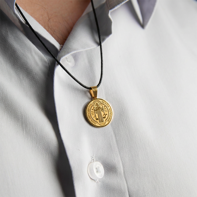 Médaille Saint Benoît, porté au cou