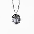 Médaillon croix homme, argenté, sur fond blanc