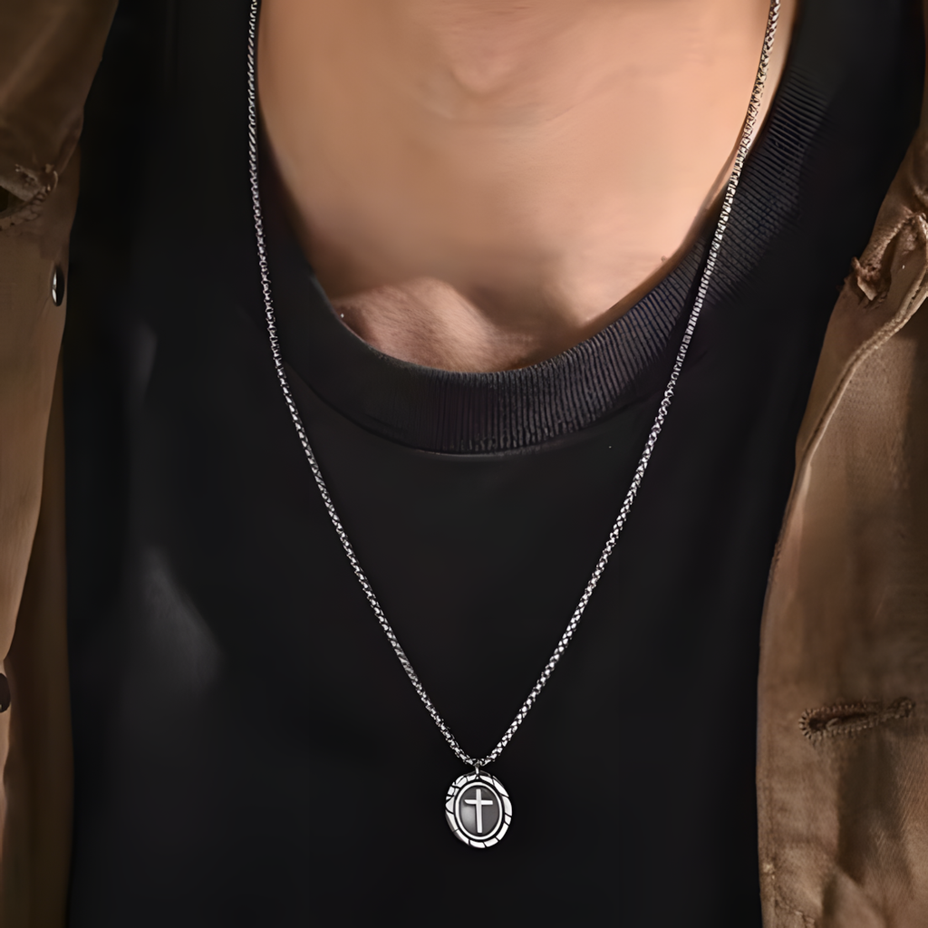 Médaillon croix homme, porté au cou
