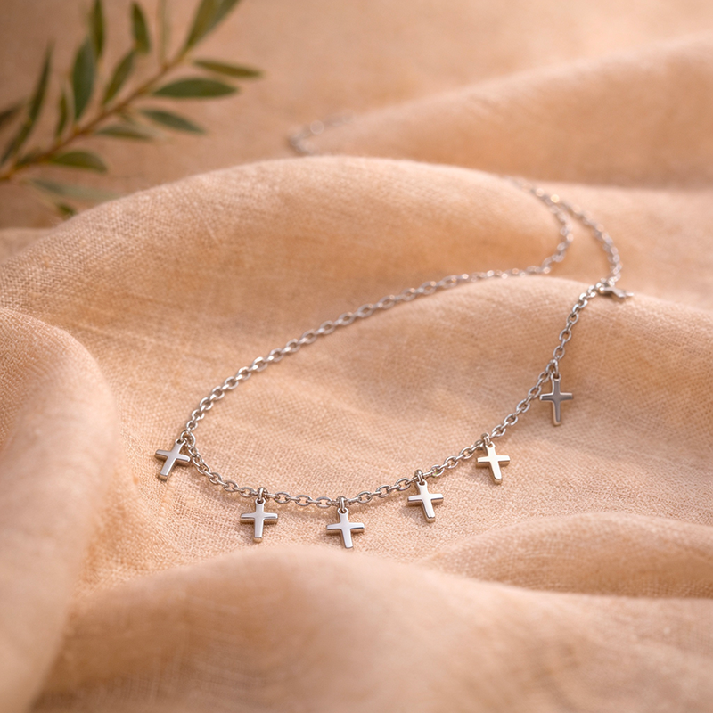 Collier à plusieurs croix, vue de détail