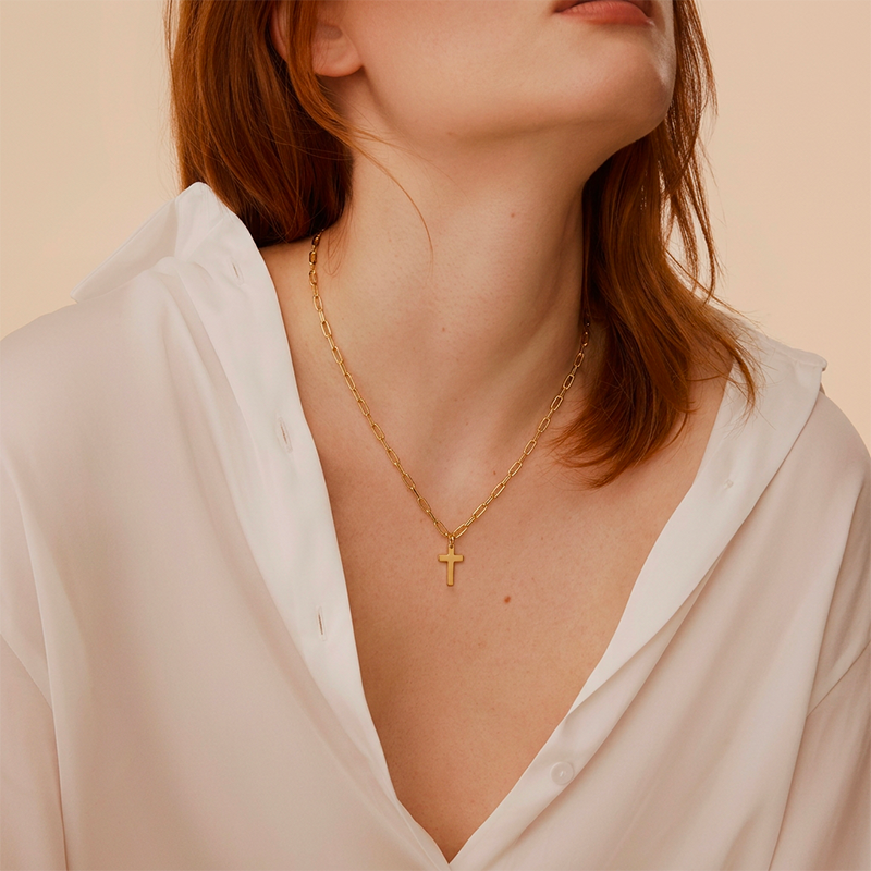Collier chaine croix, porté au cou
