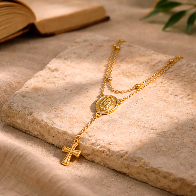 Collier chapelet croix perles, porté au cou