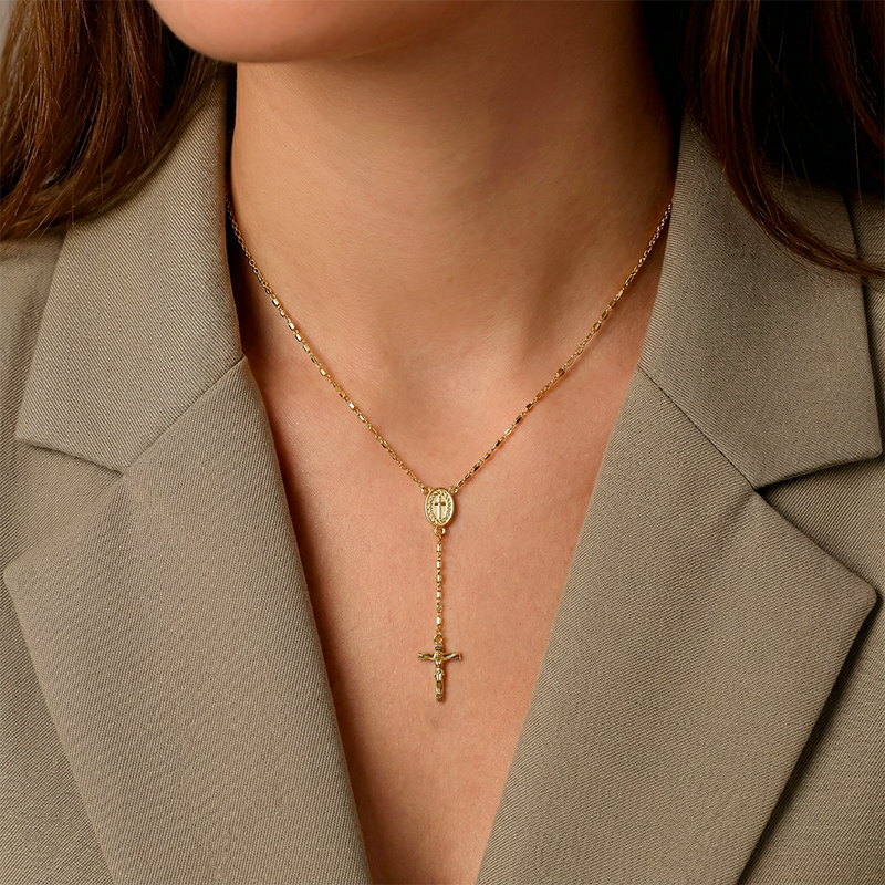 Collier chapelet, porté au cou
