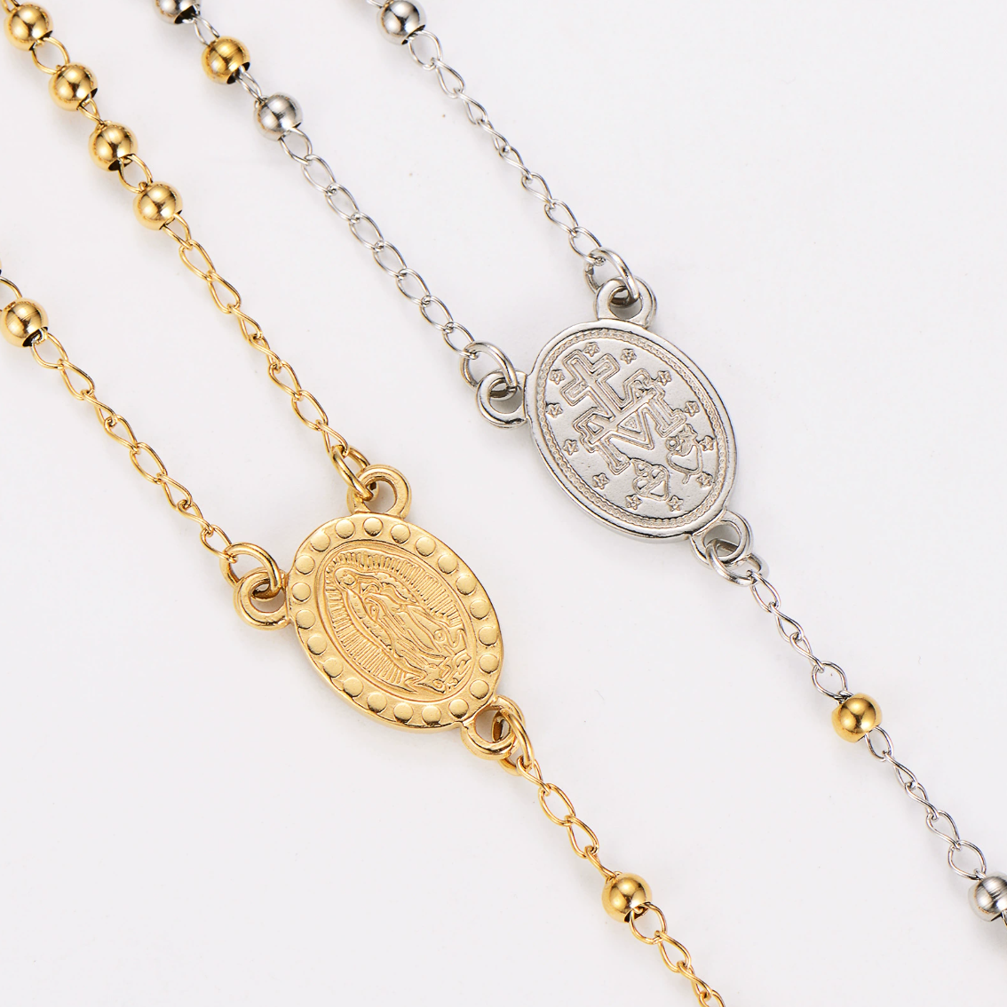 Collier chapelet médaille miraculeuse, porté au cou