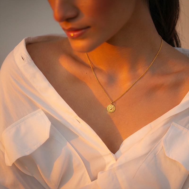 Collier Coeur Sacré, porté au cou