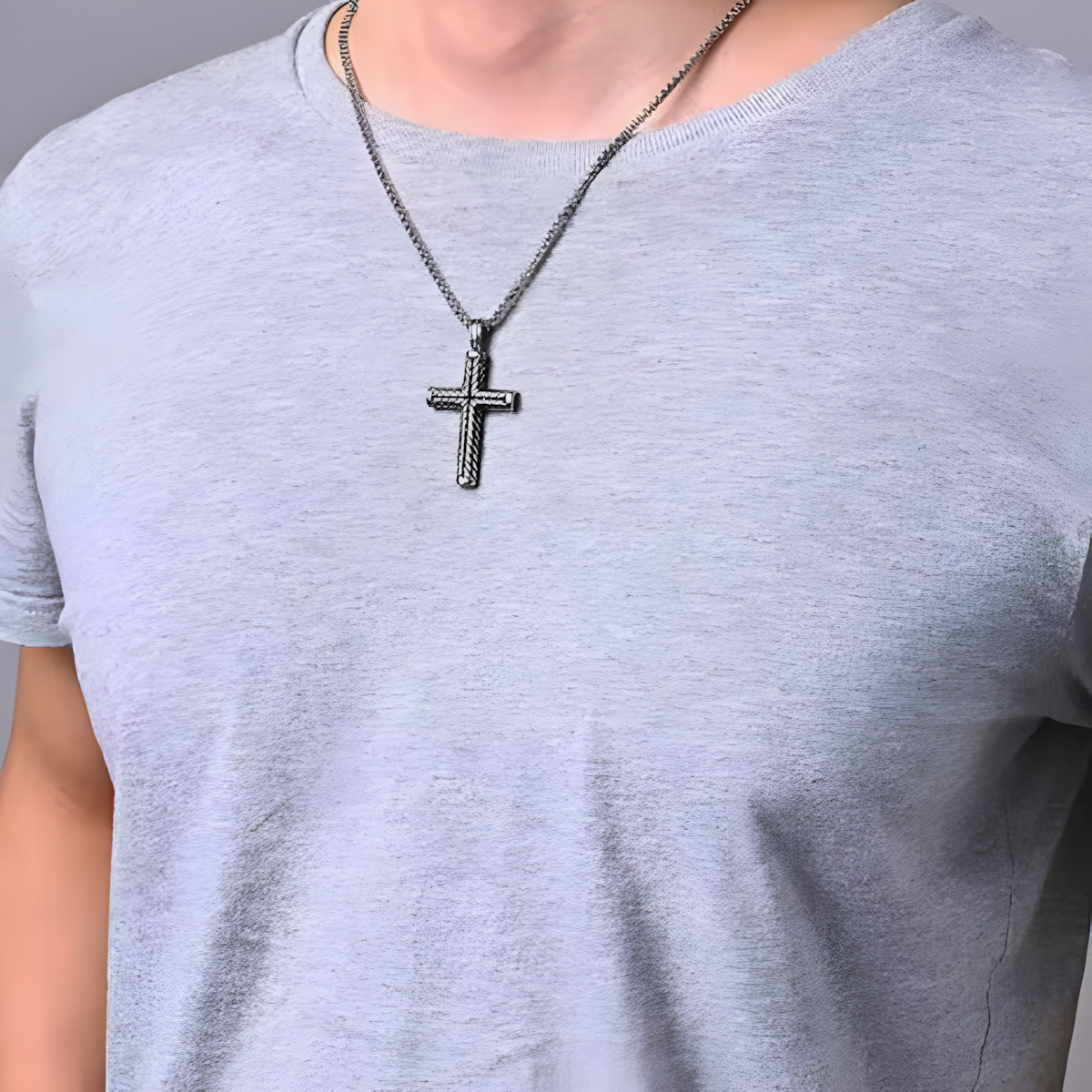 Collier croix acier inoxydable homme, porté au cou