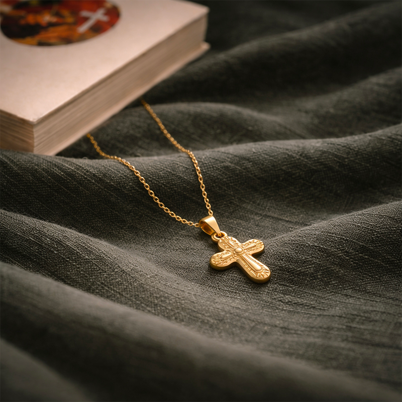 Collier croix arrondie, porté au cou