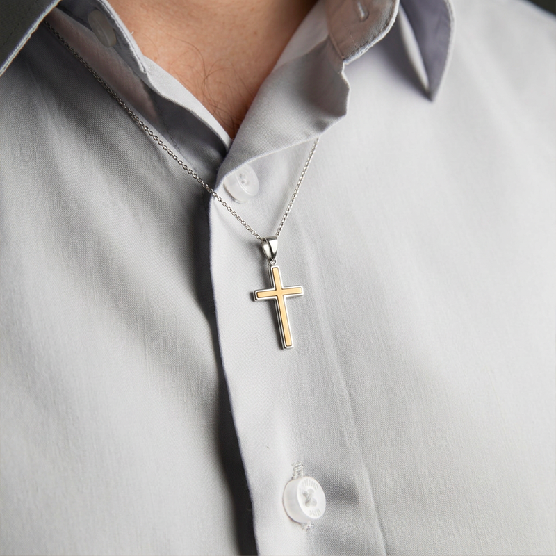 Pendentif croix bicolore, porté au cou