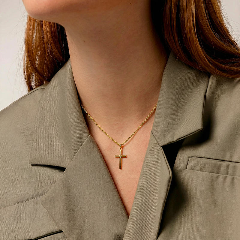 Collier croix chrétienne, porté au cou