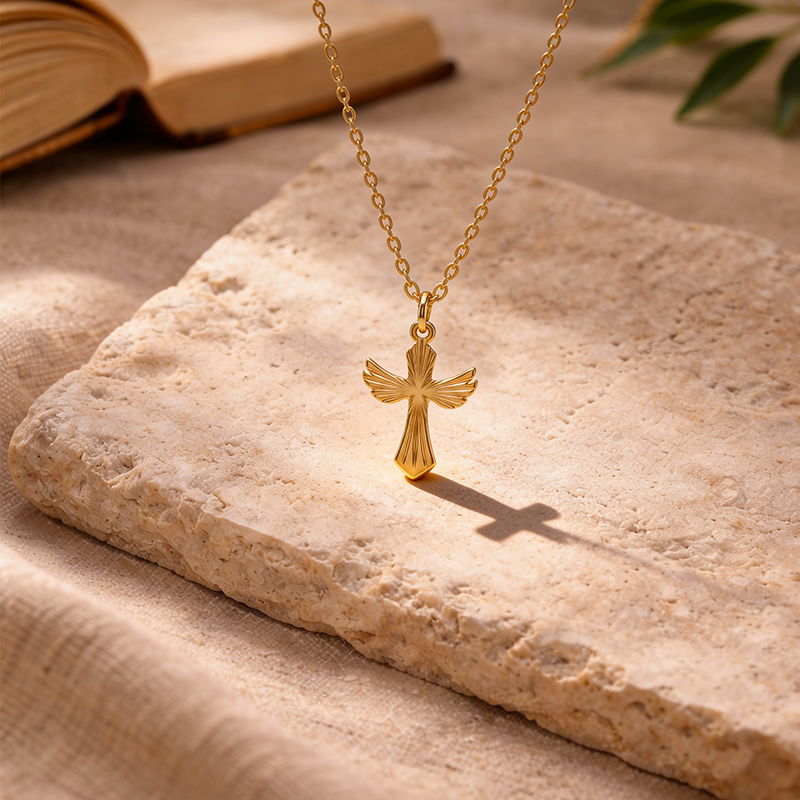 Pendentif croix ciselé, vue de détail