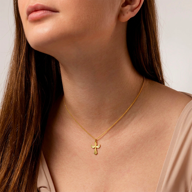 Pendentif croix ciselé, porté au cou