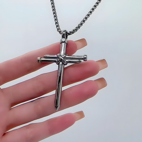 Collier croix clou, vue de détail