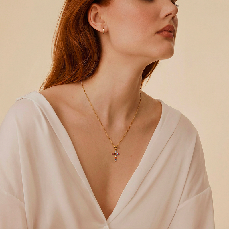 Collier croix coloré, porté au cou