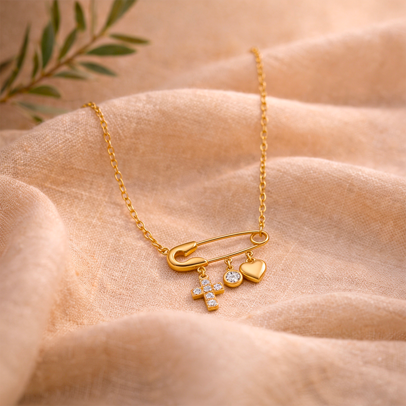 Collier croix épingle, porté au cou