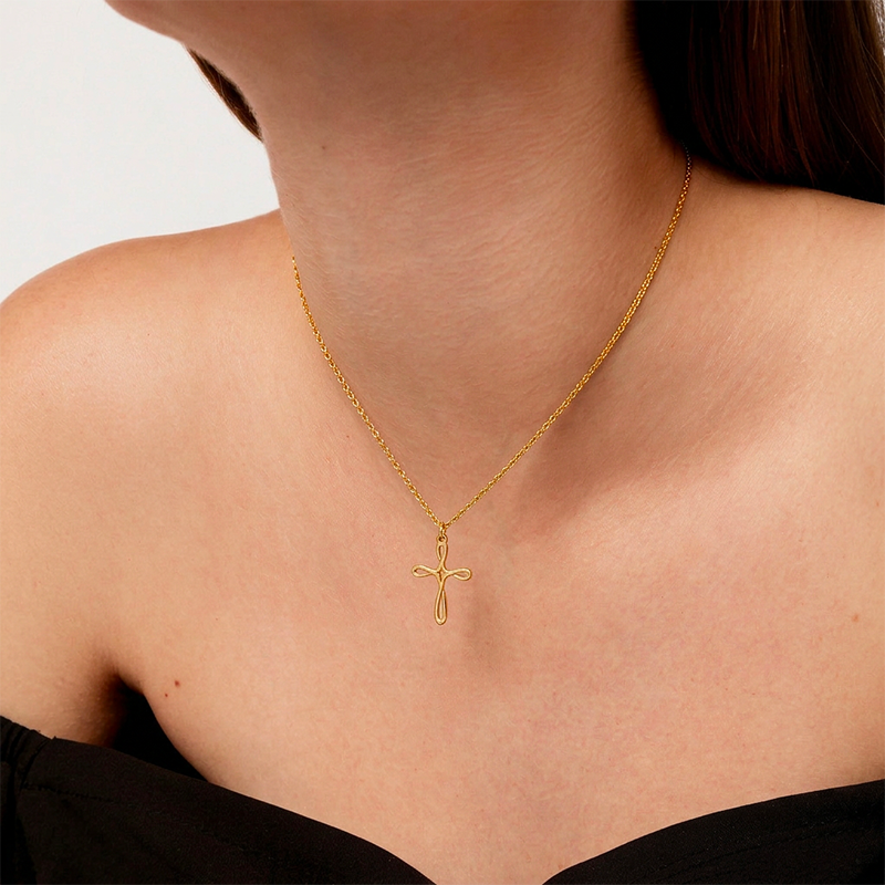Collier croix fantaisie, porté au cou