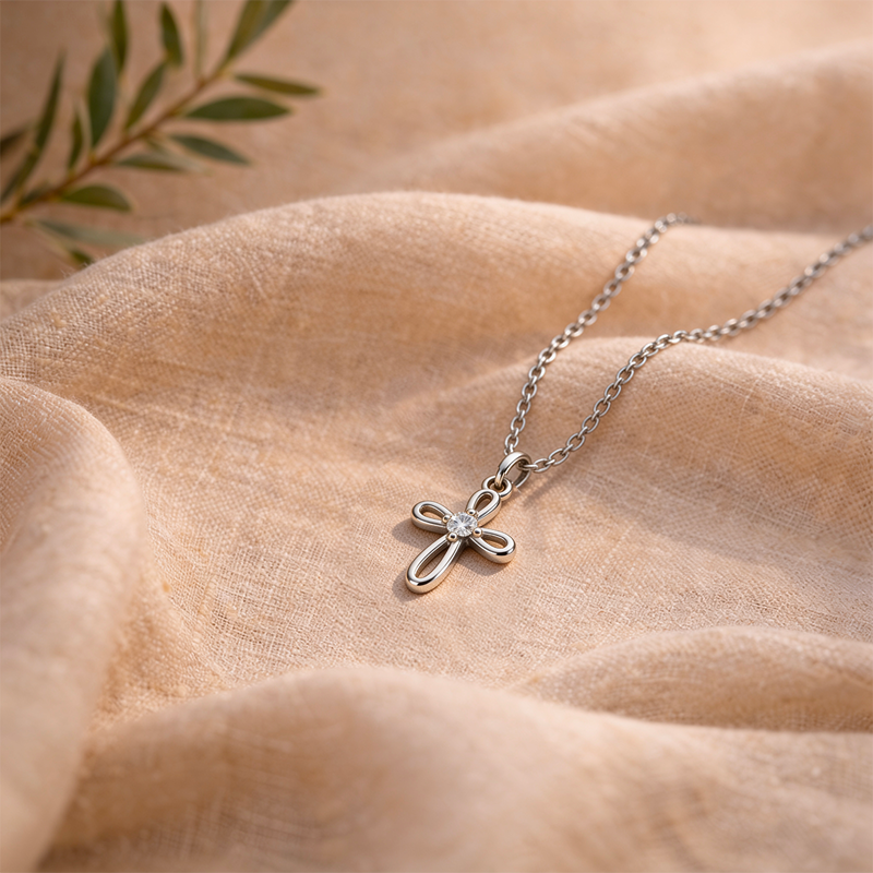Pendentif croix ajourée argentée