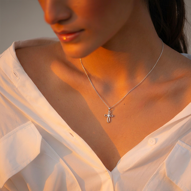 Pendentif croix ajourée argentée