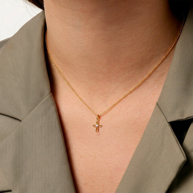 Pendentif croix femme fantaisie, porté au cou