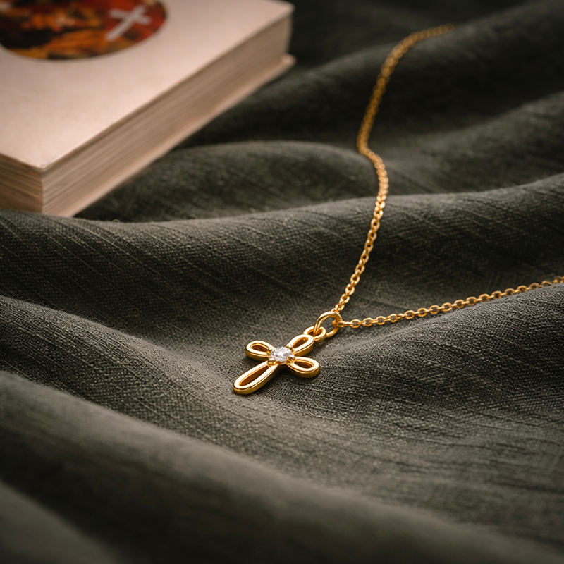 Pendentif croix femme fantaisie, vue de détail
