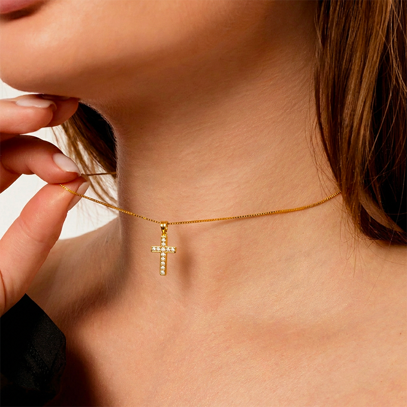 Pendentif croix femme strass, porté au cou