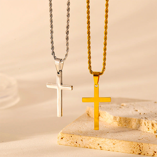 Collier croix fine homme, porté au cou