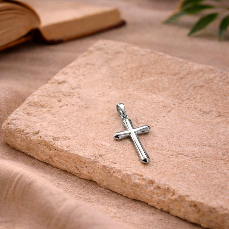 Pendentif croix homme argent, porté au cou
