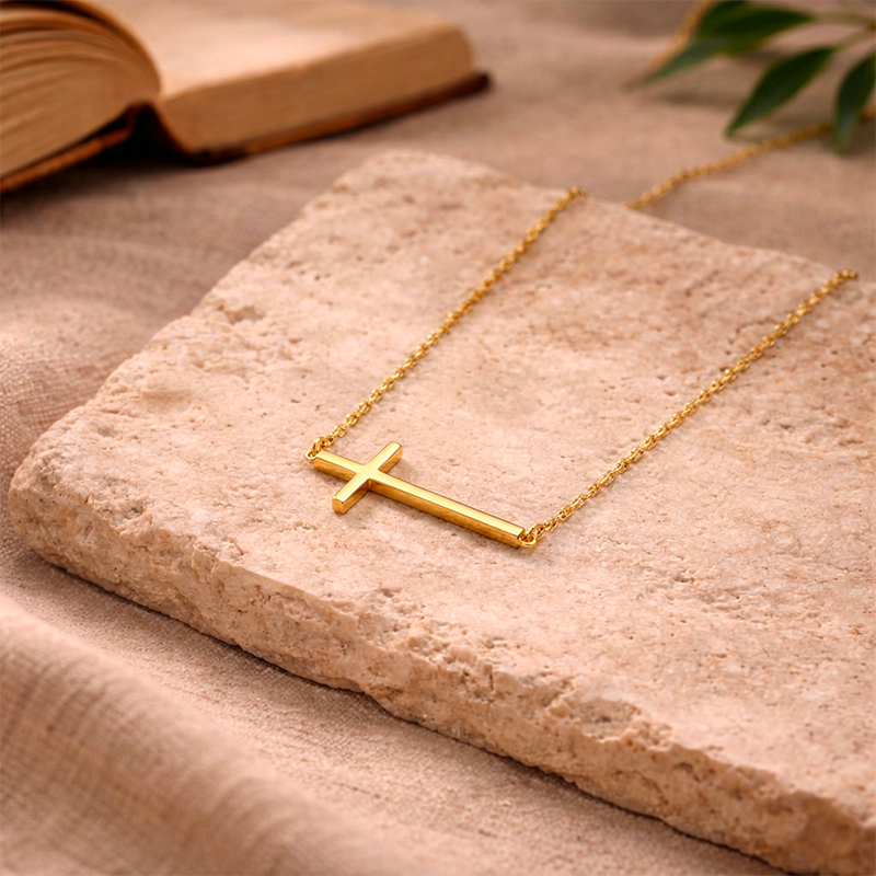 Collier croix horizontale, porté au cou