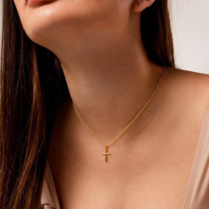 Pendentif croix minimaliste, porté au cou