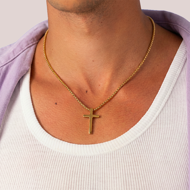 Collier croix minimaliste, porté au cou