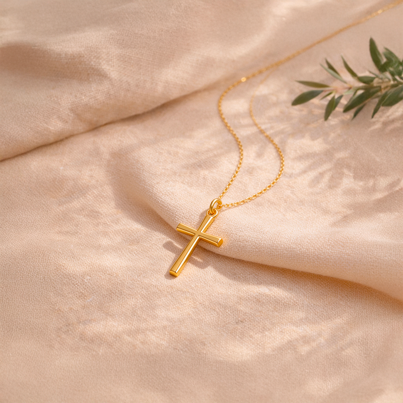 Pendentif croix minimaliste, vue de détail