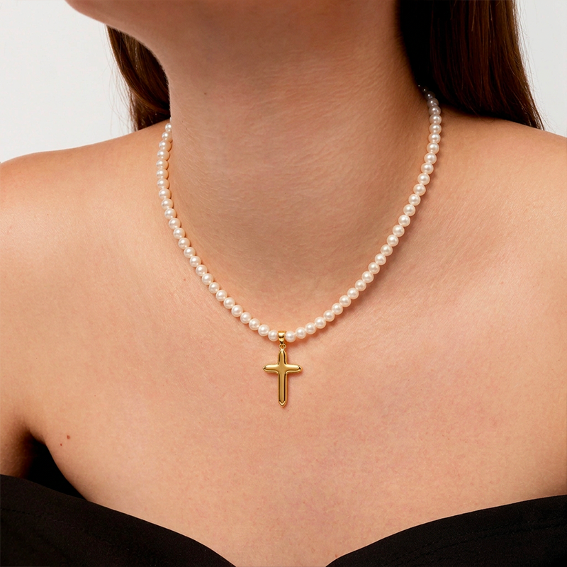 Collier croix perles, porté au cou