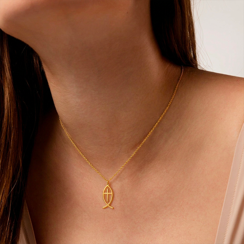 Collier croix poisson, porté au cou