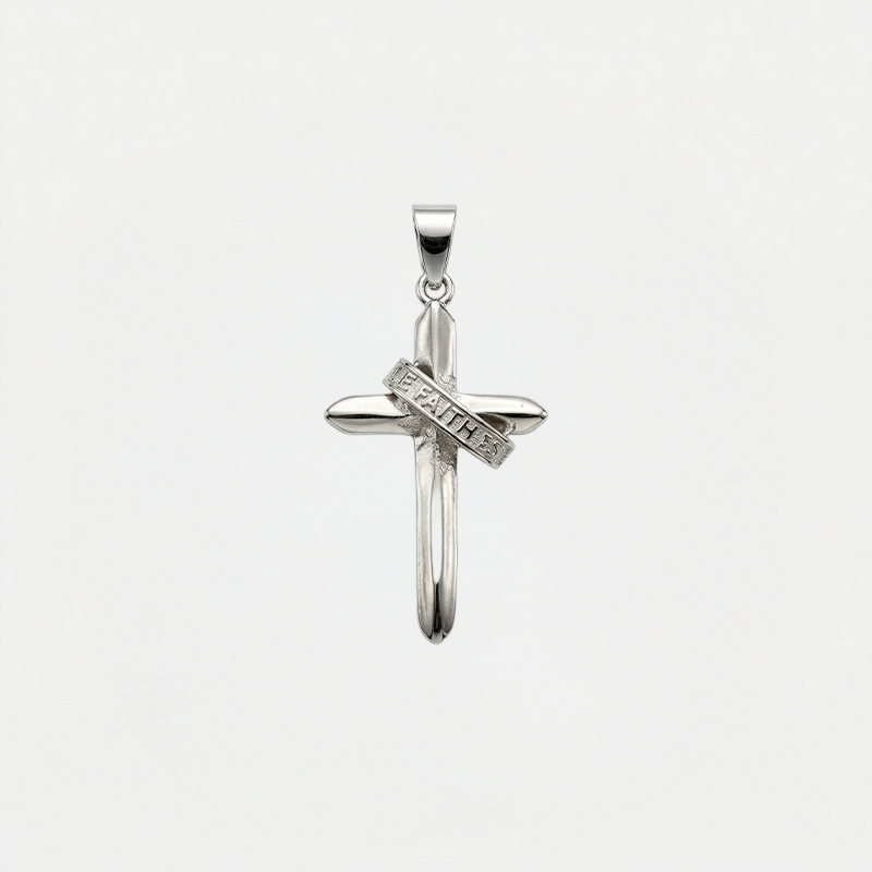 Pendentif croix religieuse, argenté, sur fond blanc