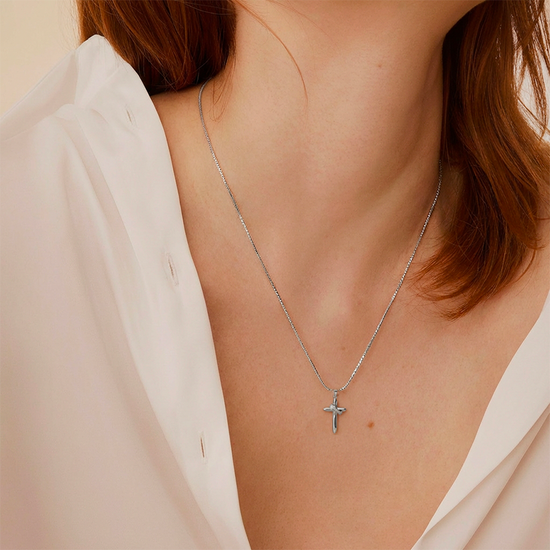 Pendentif croix religieuse, porté au cou