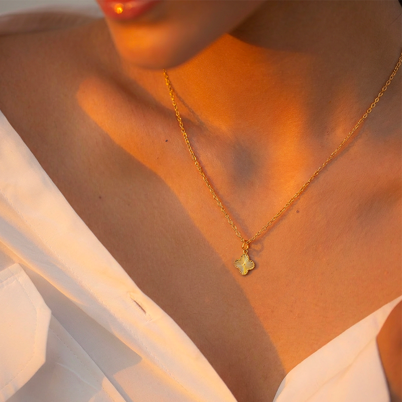 Pendentif Croix Romane, porté au cou
