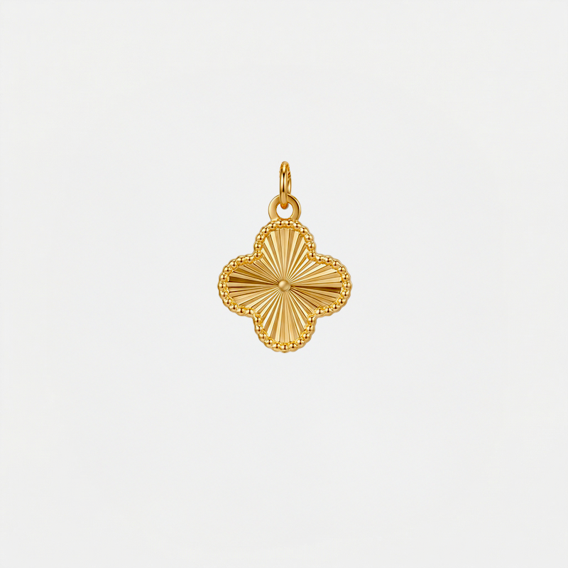 Pendentif Croix Romane, doré, sur fond blanc